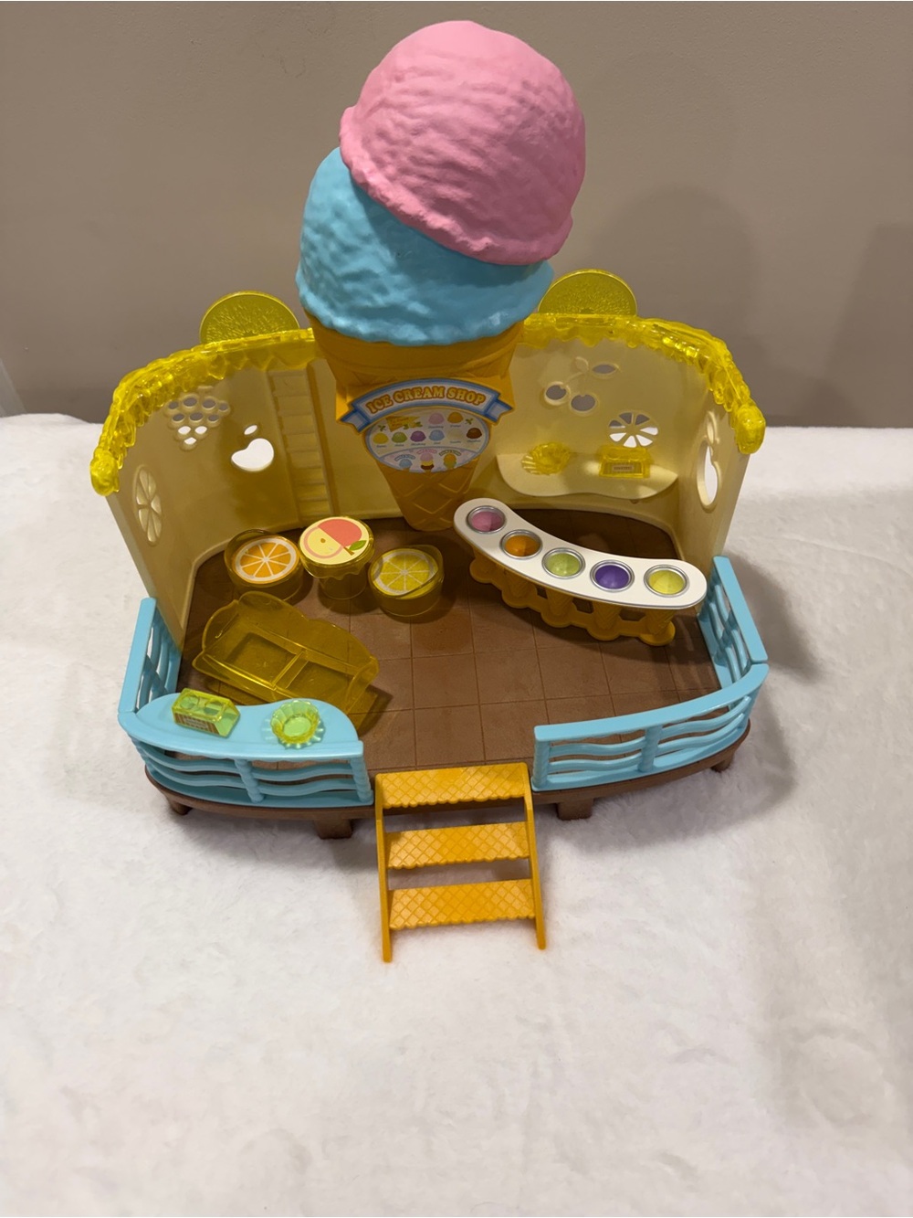 Calico Critters Toy Ice Cream Shop Playset Pretend Play for kids and collectors